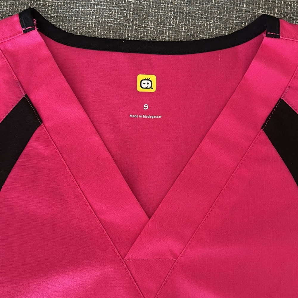 WonderWink scrub top with side stretch panels size S ~ NWOT ~ - Picture 6 of 9